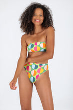 Laad de afbeelding in de Gallery-viewer, Model Front: Rio De Sol Bottom Bottom Garden-City Hotpant-Cos
