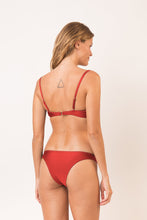 Laad de afbeelding in de Gallery-viewer, Model Back: Rio De Sol Set Set Shimmer-Liquor Bandeau-Joy Essential
