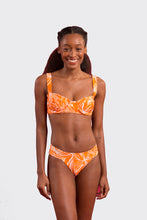 Laad de afbeelding in de Gallery-viewer, Model Front: Rio De Sol Set Set Trail-Orange Amelia Baobi

