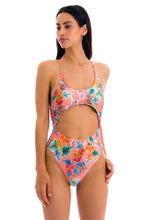 Laad de afbeelding in de Gallery-viewer, Model Front: Rio De Sol One-Piece Frutti Ivy
