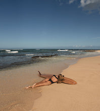 Laad de afbeelding in de Gallery-viewer, Image 11: Wednesday In Hawaii By Rio De Sol One-Piece Lava Surf
