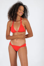 Laad de afbeelding in de Gallery-viewer, Model Front: Rio De Sol Top Top Rouge Mel
