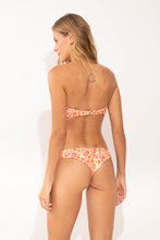 Laad de afbeelding in de Gallery-viewer, Model Back: Rio De Sol Top Top Ditsy-Butter Sara
