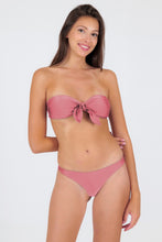 Laad de afbeelding in de Gallery-viewer, Model Front: Rio De Sol Set Set Shimmer-Confetti Bandeau-Knot Nice-Fio

