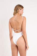 Laad de afbeelding in de Gallery-viewer, Model Back: Rio De Sol One-Piece Sand-White Adele
