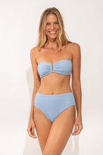 Laad de afbeelding in de Gallery-viewer, Model Front: Rio De Sol Bottom Bottom Drift-Cianita Hotpants
