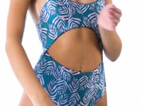 Laad en speel video af in Gallery-viewer, Video: Rio De Sol One-Piece Palms-Blue Ivy
