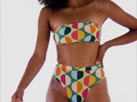 Laad en speel video af in Gallery-viewer, Set Garden-City Bandeau-Reto Hotpant-Cos

