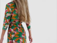 Laad en speel video af in Gallery-viewer, Video: Rio De Sol Shirtdress Green Bloom Chemise
