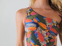 Laad en speel video af in Gallery-viewer, Video: Rio De Sol One-Piece Jungle Maeve
