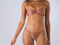 Laad en speel video af in Gallery-viewer, Top Shimmer-Copper Bandeau-Joy
