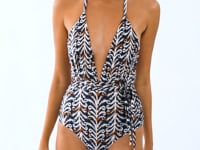 Laad en speel video af in Gallery-viewer, Video: Rio De Sol One-Piece Ikat New Vegas
