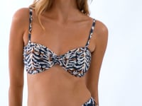 Laad en speel video af in Gallery-viewer, Video: Rio De Sol Set Set Ikat Twist Hotpants
