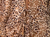 Laad en speel video af in Gallery-viewer, Leopard Long Dress
