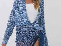 Laad en speel video af in Gallery-viewer, Chuva Shirt Greta
