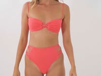 Laad en speel video af in Gallery-viewer, Video: Rio De Sol Set Set Malibu-Folia Bandeau-Iris Highwaist-Spin-Iris
