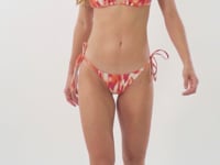 Laad en speel video af in Gallery-viewer, Video: Rio De Sol Set Set Mirage Tri-Inv Cheeky-Tie
