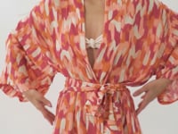 Laad en speel video af in Gallery-viewer, Video: Rio De Sol Kaftans / Cover Ups Mirage Kaftan Bel
