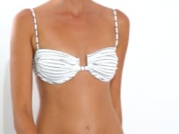 Laad en speel video af in Gallery-viewer, Video: Rio De Sol Hair Accessory Linea-White Scrunchie
