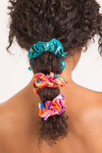 Laad de afbeelding in de Gallery-viewer, Rain Scrunchie
