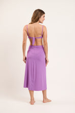 Laad de afbeelding in de Gallery-viewer, Model Back: Rio De Sol Beach Skirt Bio-Floreira Long Skirt Knot
