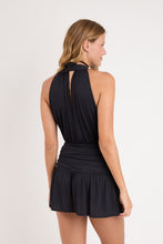 Laad de afbeelding in de Gallery-viewer, Model Back: Rio De Sol Mini Dress Black Low Cut Dress
