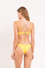 Laad de afbeelding in de Gallery-viewer, Model Back: Rio De Sol Bottom Bottom Amarelo Cheeky-Crispy
