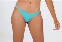 Laad de afbeelding in de Gallery-viewer, Model Front: Rio De Sol Bottom Bottom Breeze Leblon-Fio
