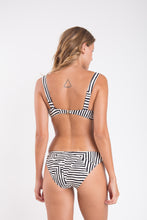 Laad de afbeelding in de Gallery-viewer, Model Back: Rio De Sol Bottom Bottom Collage Essential-Comfy
