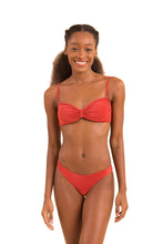 Laad de afbeelding in de Gallery-viewer, Model Front: Rio De Sol Bottom Bottom Malibu-Chili Essential
