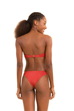 Laad de afbeelding in de Gallery-viewer, Model Back: Rio De Sol Bottom Bottom Malibu-Chili Essential
