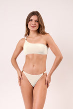 Laad de afbeelding in de Gallery-viewer, Model Front: Rio De Sol Bottom Bottom Malibu-Natural Bia
