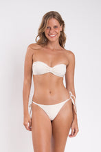 Laad de afbeelding in de Gallery-viewer, Model Front: Rio De Sol Bottom Bottom Malibu-Natural Cheeky-Micro
