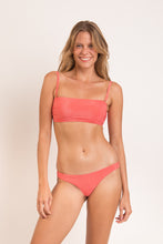 Laad de afbeelding in de Gallery-viewer, Model Front: Rio De Sol Bottom Bottom Malibu-Nina Essential-Comfy
