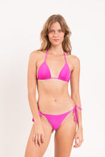 Laad de afbeelding in de Gallery-viewer, Model Front: Rio De Sol Bottom Bottom Malibu-Rosa Cheeky-Tie
