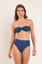 Laad de afbeelding in de Gallery-viewer, Model Front: Rio De Sol Bottom Bottom Navy Hotpants
