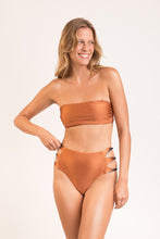 Laad de afbeelding in de Gallery-viewer, Model Front: Rio De Sol Bottom Bottom Nocciola High-Waist-Spin
