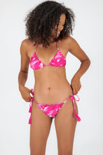 Laad de afbeelding in de Gallery-viewer, Model Front: Rio De Sol Bottom Bottom Pink-Palms Frufru-Comfy
