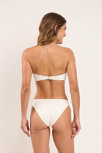Laad de afbeelding in de Gallery-viewer, Model Back: Rio De Sol Bottom Bottom Sand-Chantilly Essential-Comfy
