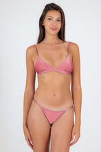 Laad de afbeelding in de Gallery-viewer, Model Front: Rio De Sol Bottom Bottom Shimmer-Confetti California
