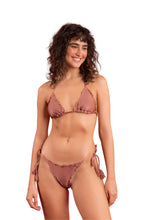 Laad de afbeelding in de Gallery-viewer, Model Front: Rio De Sol Bottom Bottom Shimmer-Copper Frufru-Fio
