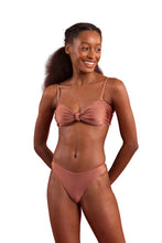 Laad de afbeelding in de Gallery-viewer, Model Front: Rio De Sol Bottom Bottom Shimmer-Copper Nice-Fio
