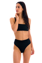Laad de afbeelding in de Gallery-viewer, Model Front: Rio De Sol Bottom Bottom St-Tpz-Black Hotpant-High
