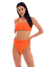 Laad de afbeelding in de Gallery-viewer, Model Front: Rio De Sol Bottom Bottom St-Tpz-Tangerina Hotpant-High
