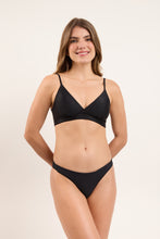 Laad de afbeelding in de Gallery-viewer, Model Front: Rio De Sol Bottom Bottom Touch-Black Essential

