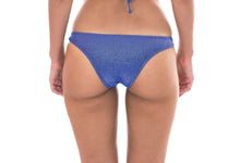Laad de afbeelding in de Gallery-viewer, Model Back: Rio De Sol Bottom Calcinha Radiante Azul Marinho Cropped
