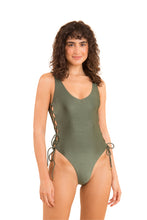 Laad de afbeelding in de Gallery-viewer, Model Front: Rio De Sol One-Piece Croco Zoe
