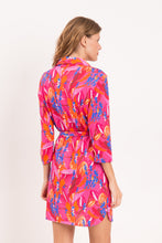 Laad de afbeelding in de Gallery-viewer, Model Back: Rio De Sol Shirtdress Flavors Chemise
