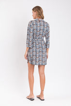 Laad de afbeelding in de Gallery-viewer, Model Back: Rio De Sol Shirtdress Ikat Chemise
