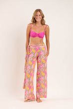 Laad de afbeelding in de Gallery-viewer, Model Front: Rio De Sol Beach Trousers Lyla Pants Knot
